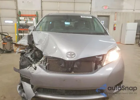 2016 Toyota Sienna Le z USA, uszkodzony, nr VIN 5TDKK3DC0GS755875